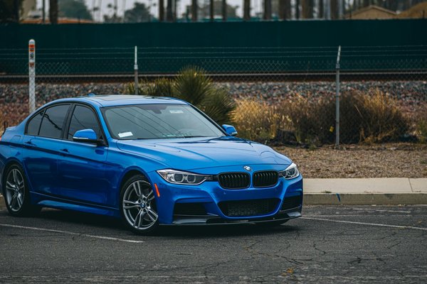 Comment améliorer la visibilité nocturne avec des phares à LED sur une voiture ancienne?