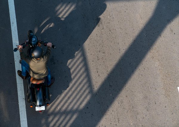 Quels sont les avantages d'une bulle réglable pour une BMW R1250RT sur de longs trajets autoroutiers ?